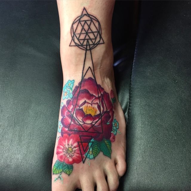 tattoo femenino flor para el pie 17