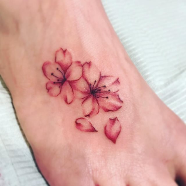 tattoo femenino flor para el pie 18