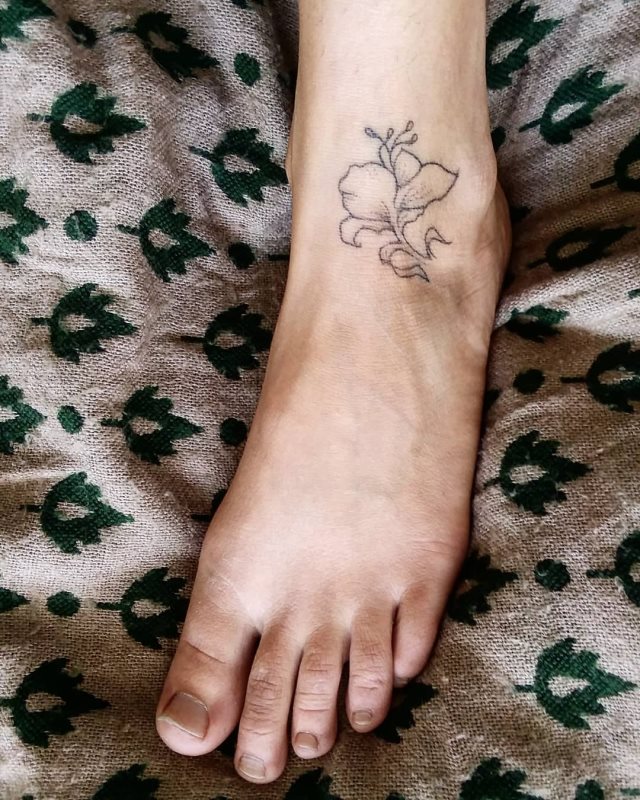 tattoo femenino flor para el pie 19