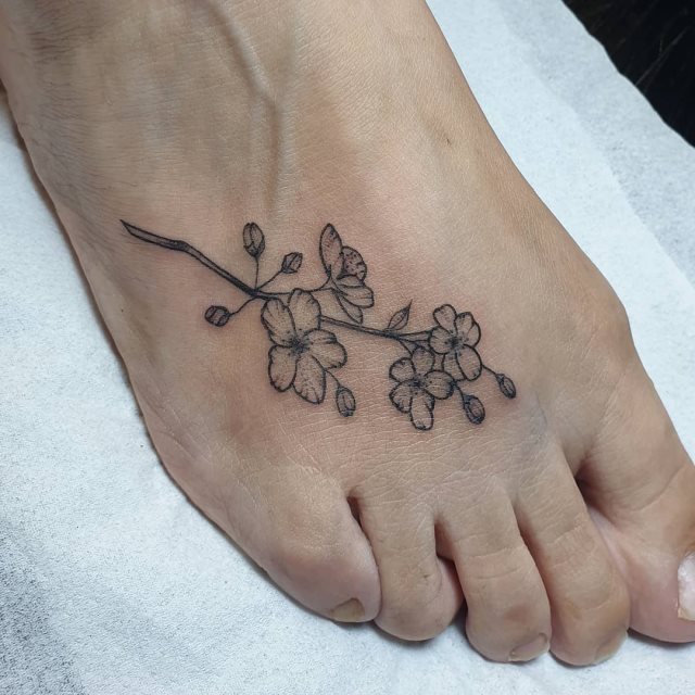 tattoo femenino flor para el pie 20