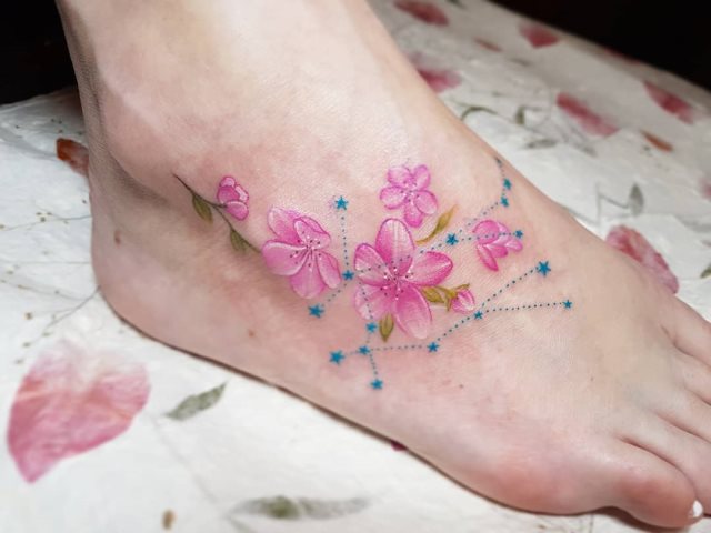 tattoo femenino flor para el pie 21