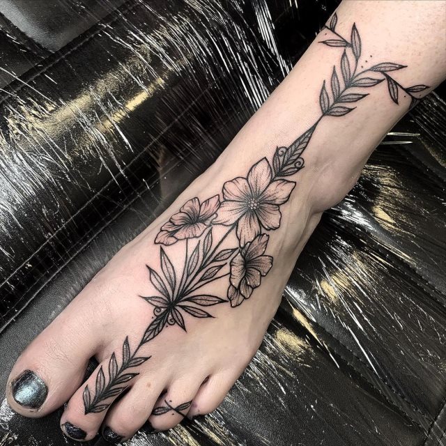 tattoo femenino flor para el pie 22