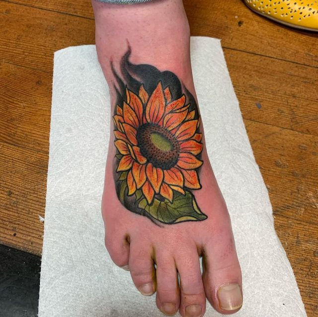tattoo femenino flor para el pie 24