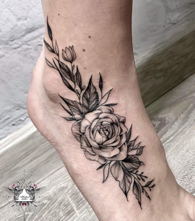 tattoo femenino flor para el pie 25