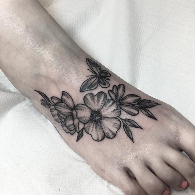 tattoo femenino flor para el pie 26
