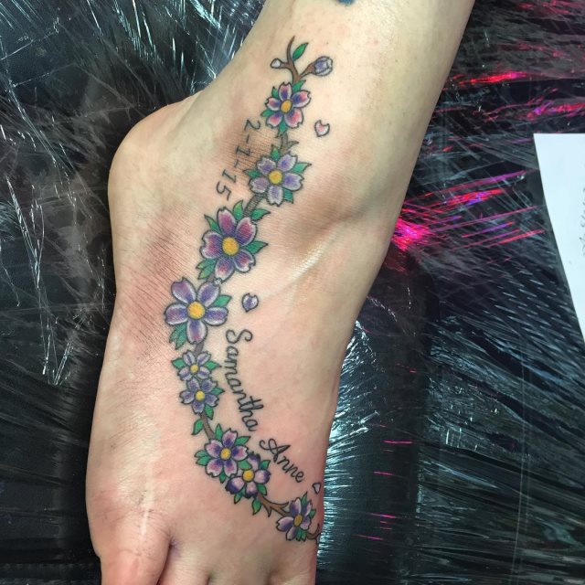 tattoo femenino flor para el pie 27