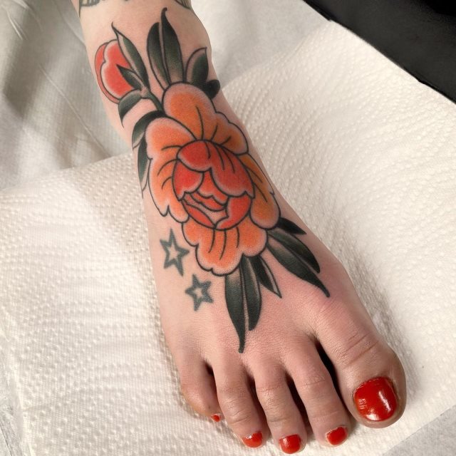 tattoo femenino flor para el pie 29