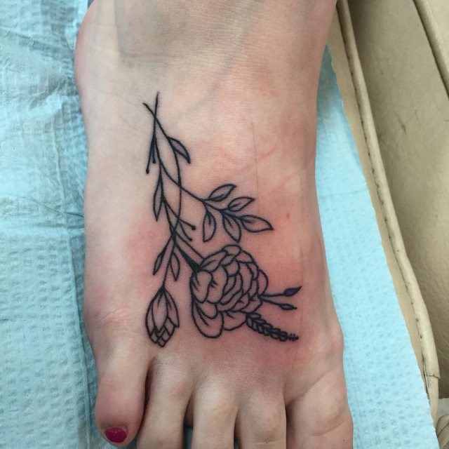 tattoo femenino flor para el pie 30