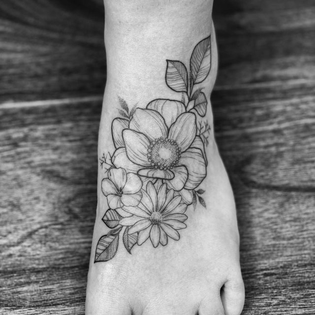 tattoo femenino flor para el pie 31