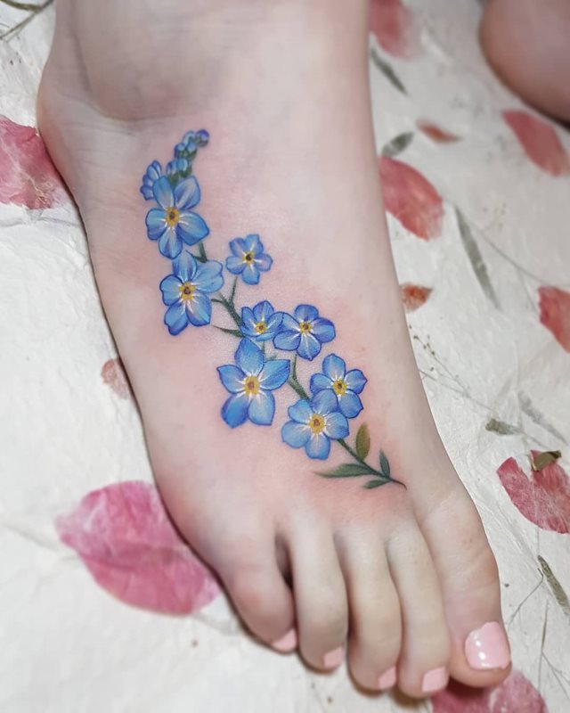tattoo femenino flor para el pie 33