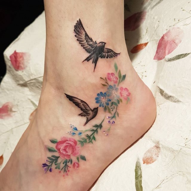 tattoo femenino flor para el pie 37