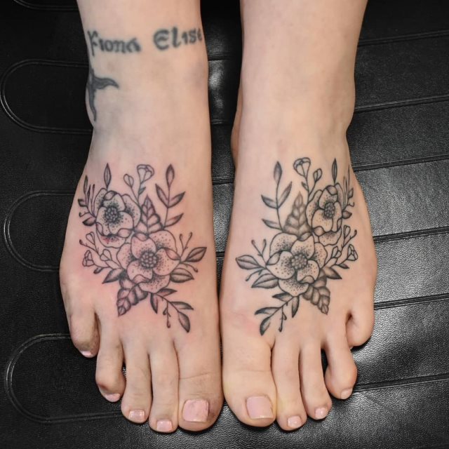 tattoo femenino flor para el pie 39