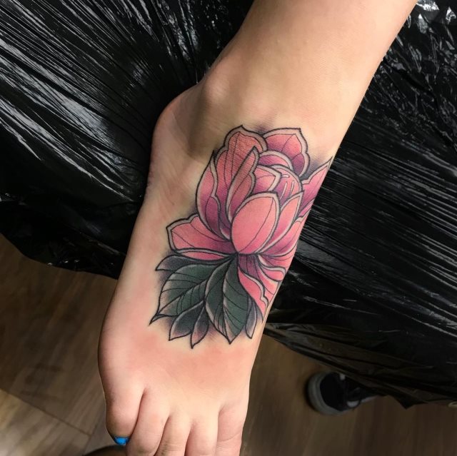 tattoo femenino flor para el pie 40