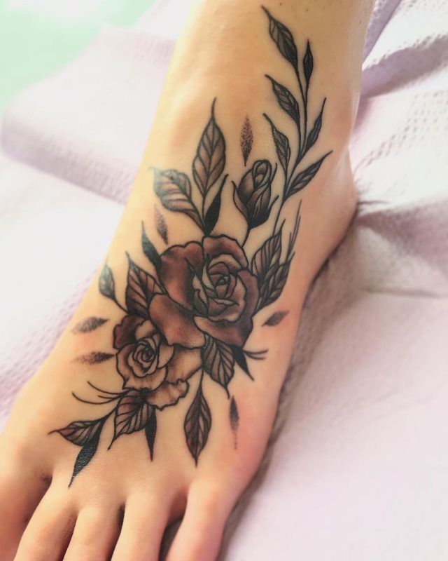 tattoo femenino flor para el pie 41