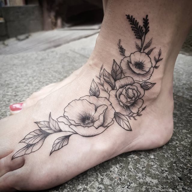 tattoo femenino flor para el pie 43