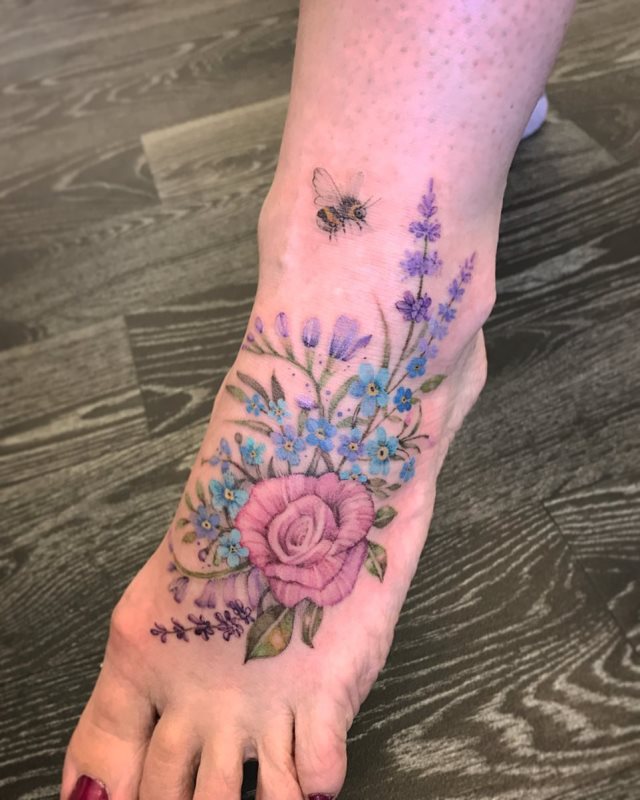 tattoo femenino flor para el pie 46