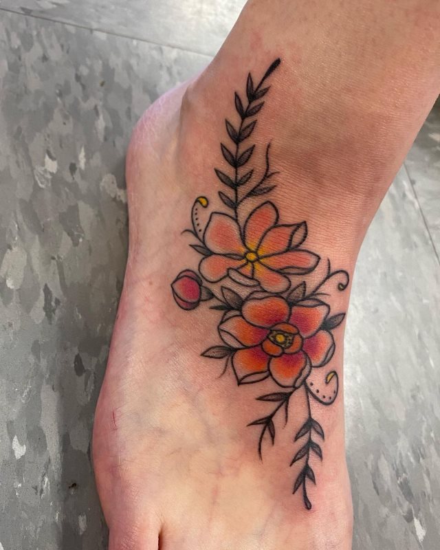 tattoo femenino flor para el pie 47