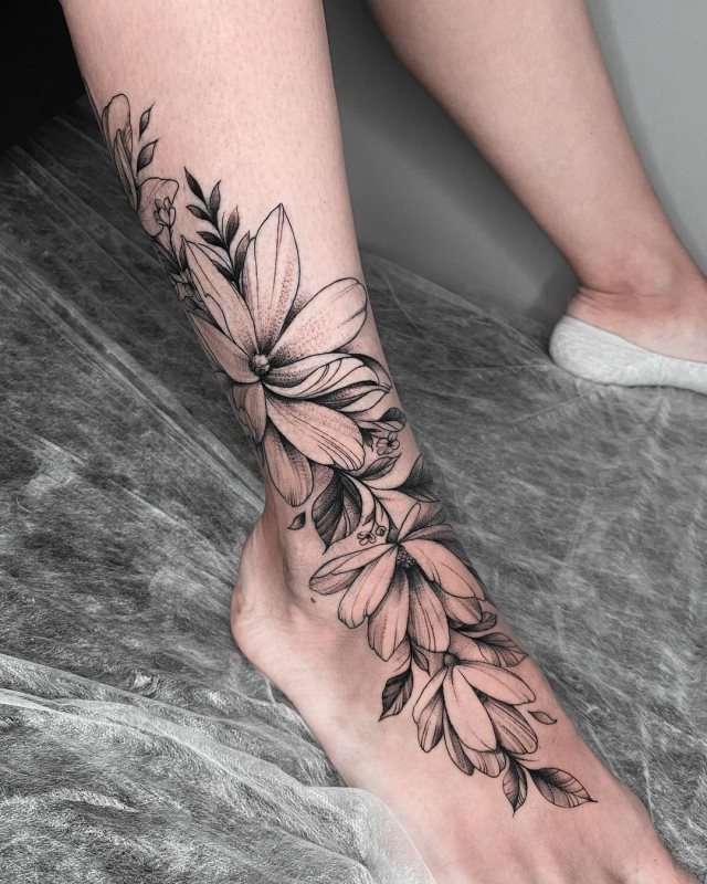 tattoo femenino flor para el pie 48