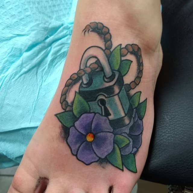 tattoo femenino flor para el pie 49