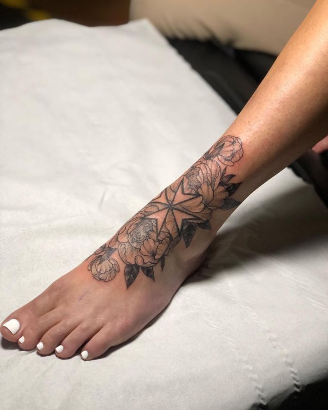 tattoo femenino flor para el pie 50