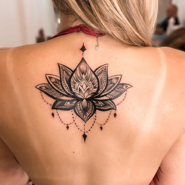 tattoo femenino flor para la espalda 03