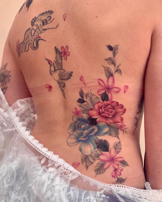 tattoo femenino flor para la espalda 08