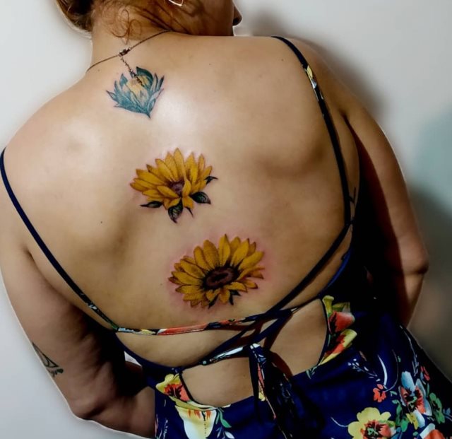 tattoo femenino flor para la espalda 09