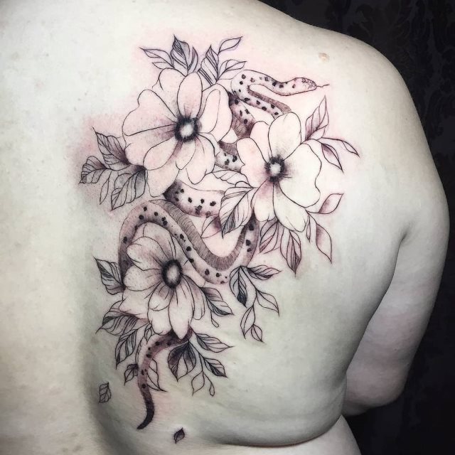 tattoo femenino flor para la espalda 10