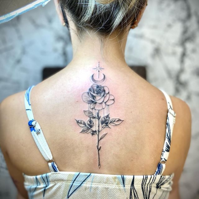 tattoo femenino flor para la espalda 11