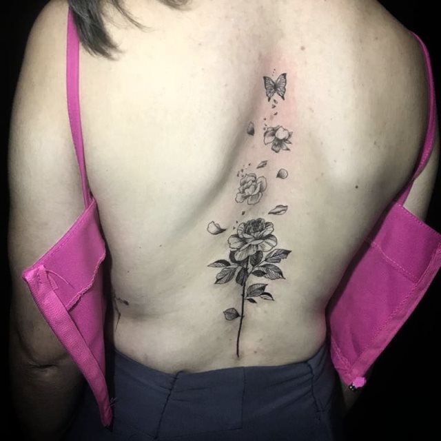 tattoo femenino flor para la espalda 12