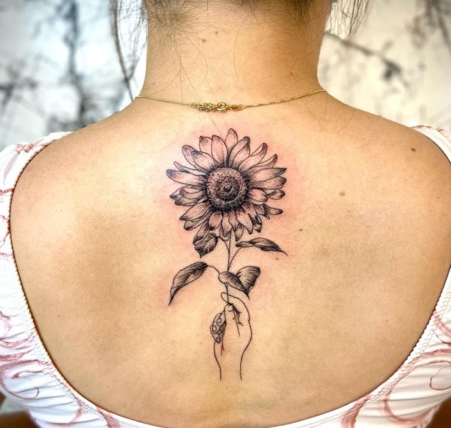 tattoo femenino flor para la espalda 15