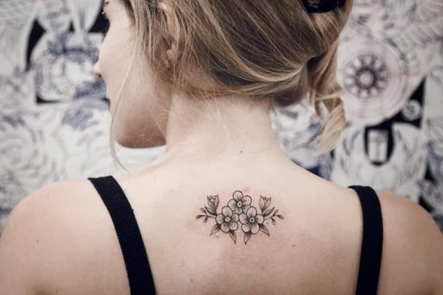 tattoo femenino flor para la espalda 16