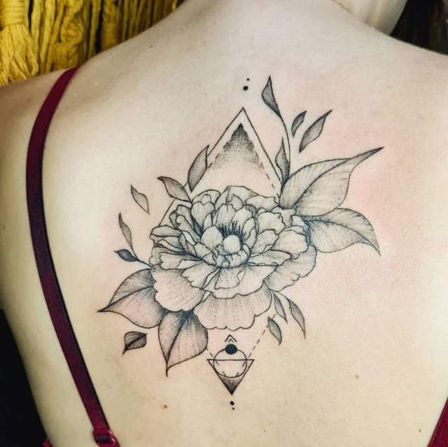 tattoo femenino flor para la espalda 17