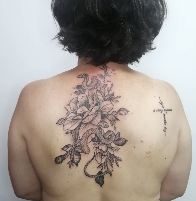 tattoo femenino flor para la espalda 18