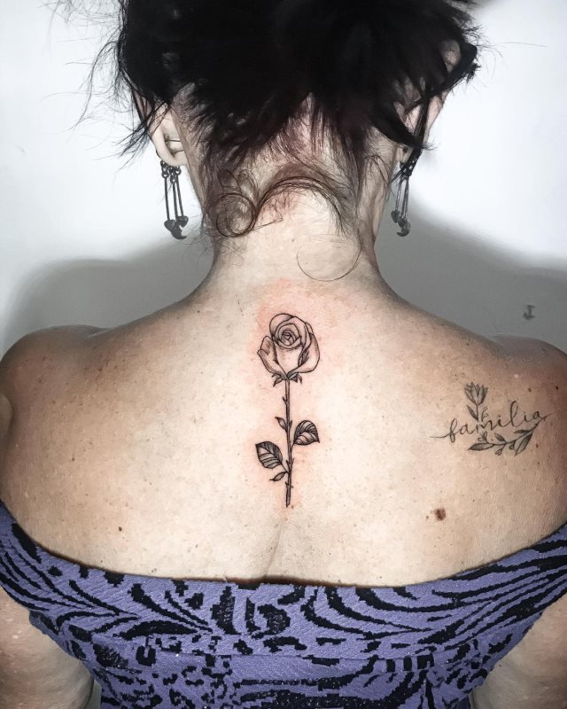 tattoo femenino flor para la espalda 19