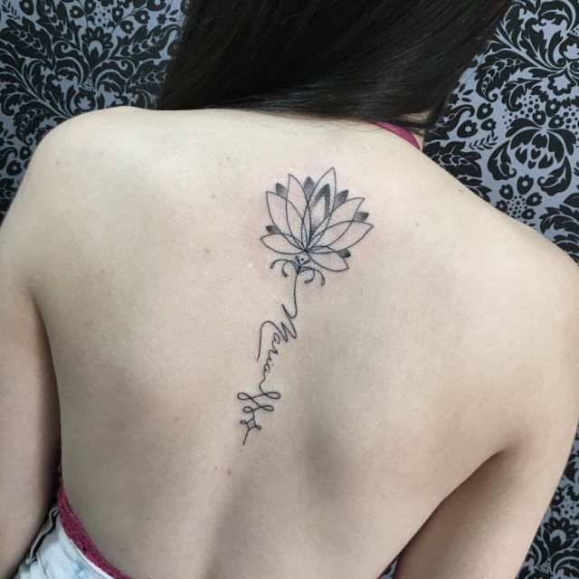 tattoo femenino flor para la espalda 20
