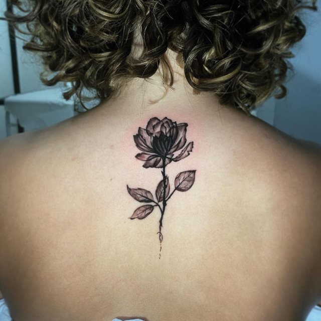 tattoo femenino flor para la espalda 21