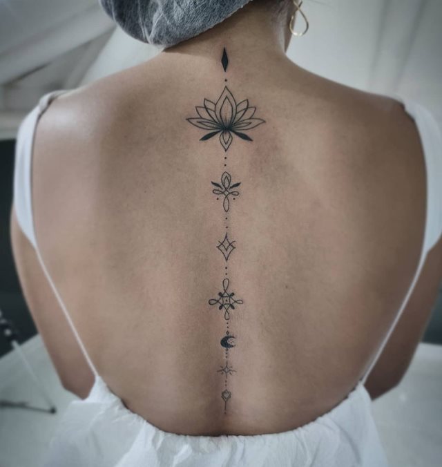 tattoo femenino flor para la espalda 35