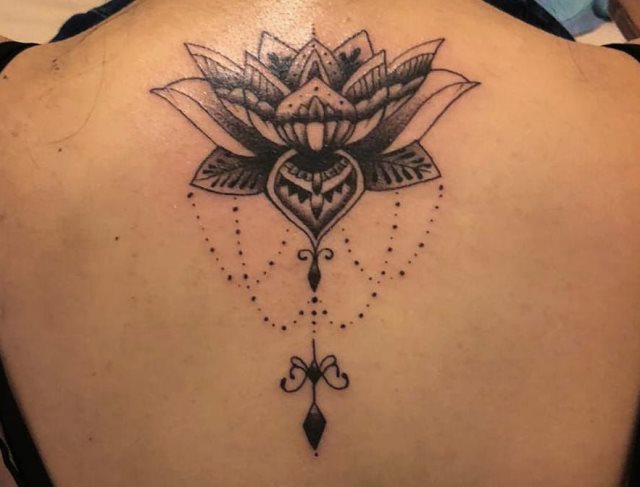 tattoo femenino flor para la espalda 38