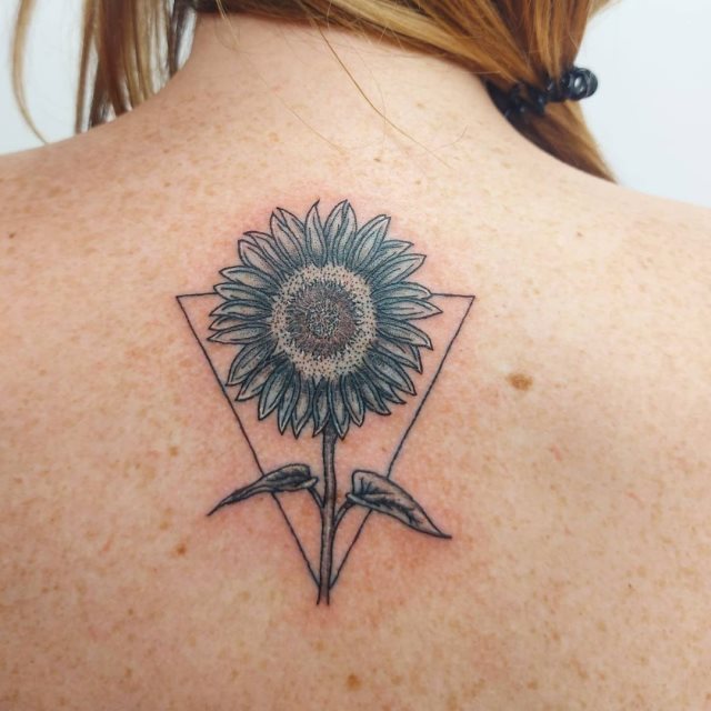 tattoo femenino flor para la espalda 45