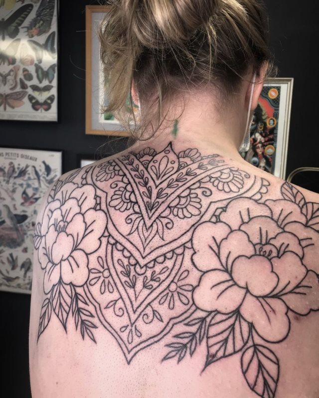 tattoo femenino flor para la espalda 47