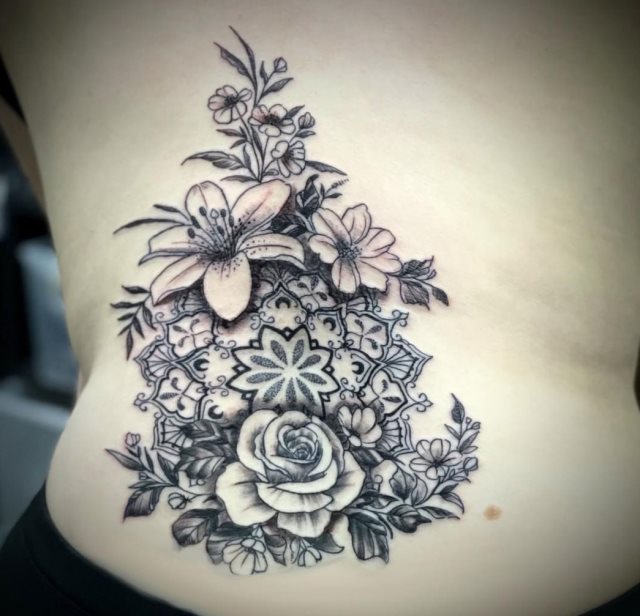 tattoo femenino flor para la espalda 48