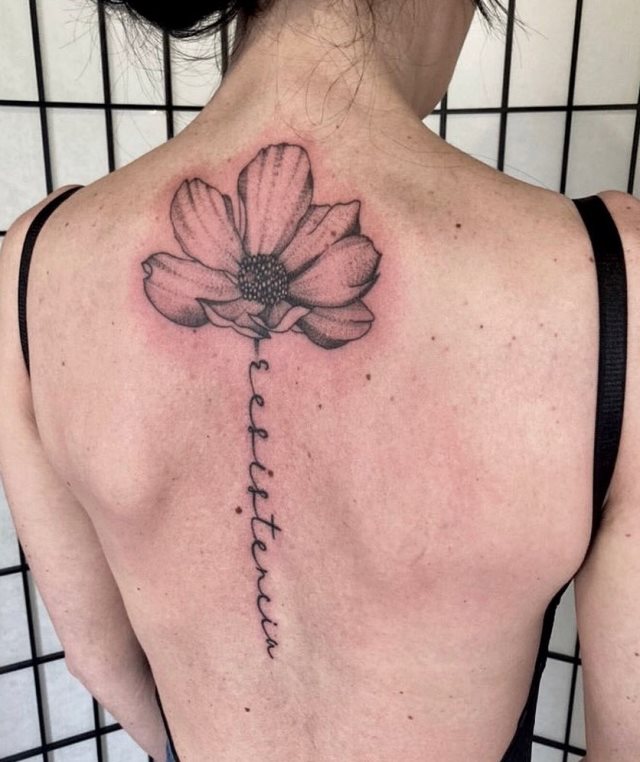 tattoo femenino flor para la espalda 49