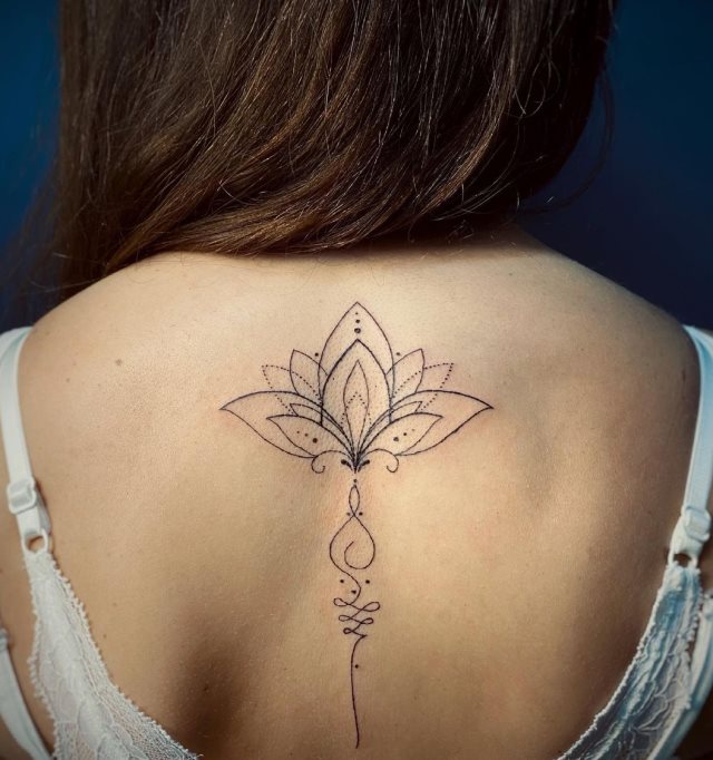 tattoo femenino flor para la espalda 50