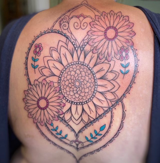tattoo femenino flor para la espalda 52