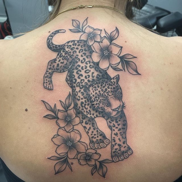 tattoo femenino flor para la espalda 56
