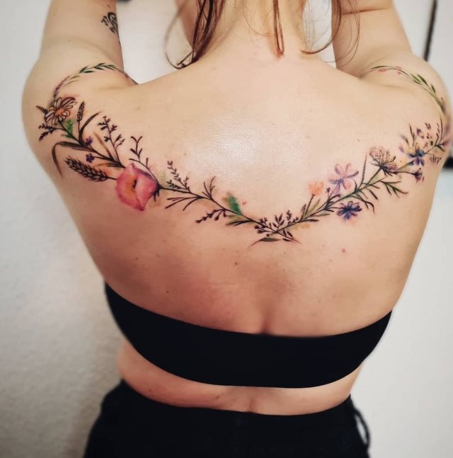 tattoo femenino flor para la espalda 58