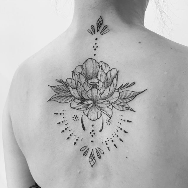 tattoo femenino flor para la espalda 69