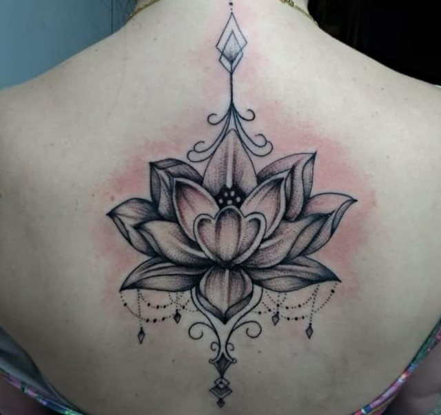 tattoo femenino flor para la espalda 73