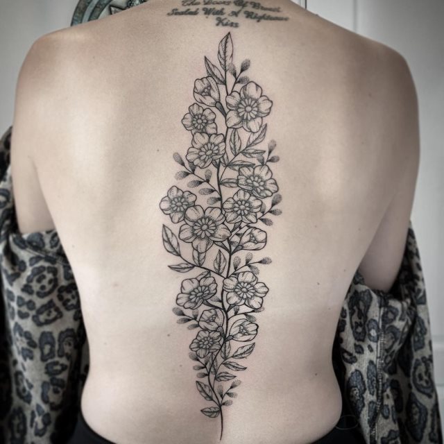 tattoo femenino flor para la espalda 80